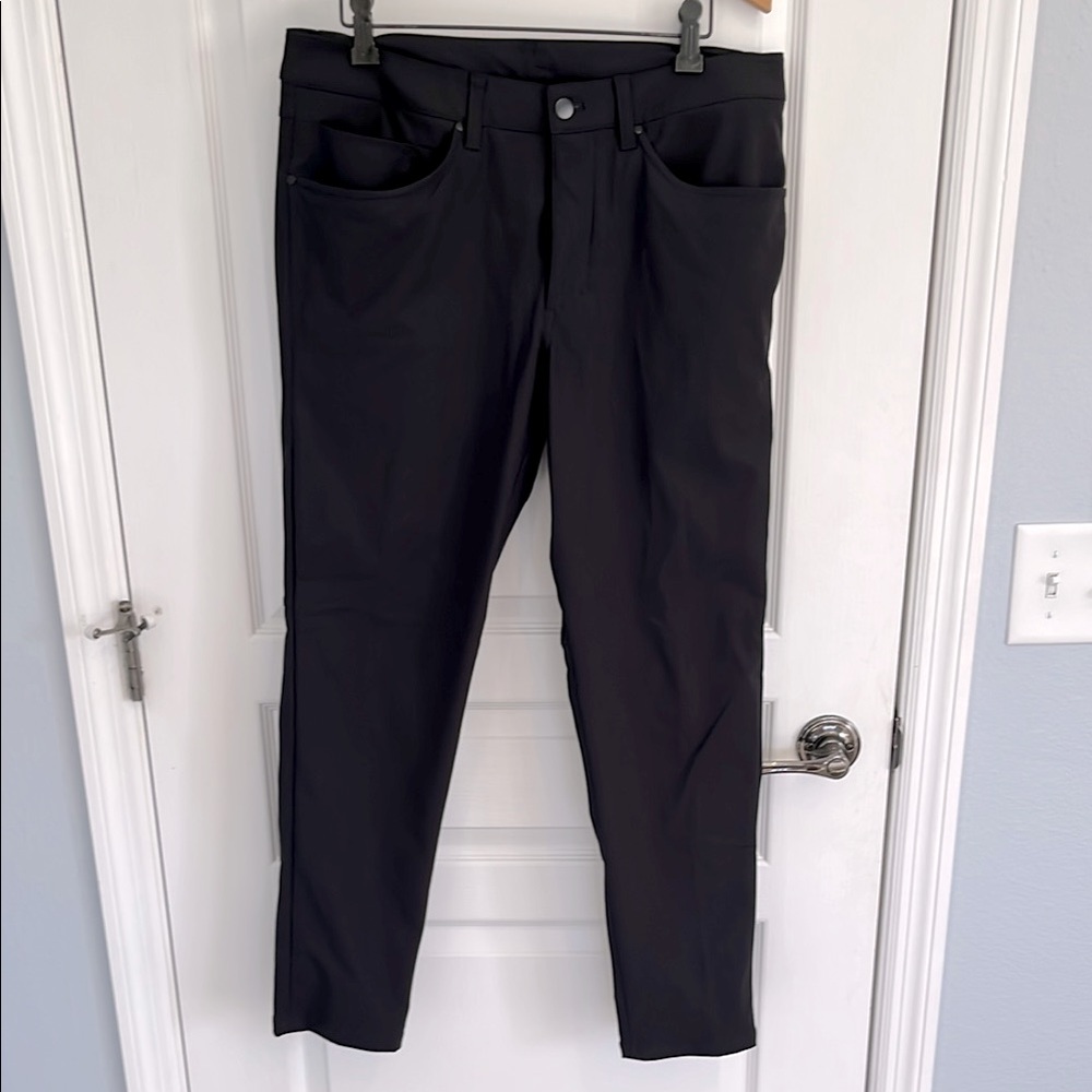 Men’s Lululemon ABC pant slim size 32/ 28.5 inch inseam.  Black poly fabric